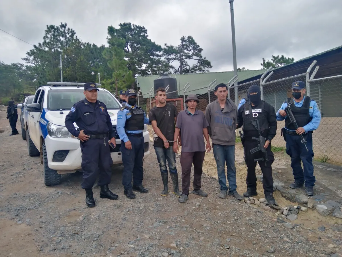 Autoridades hondureñas a través de DIPAMPCO, INTERPOL Y DIPOL entregaron al Departamento de Migración de El Salvador a los tres supuestos miembros de la MS-13 que fueron capturados en las últimas horas