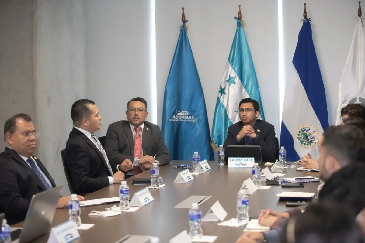 Dirección Nacional de Medicamentos de El Salvador presenta ante Aduanas Honduras proyectos regionales de homologación, digitalización y simplificación de procesos de regulación sanitaria