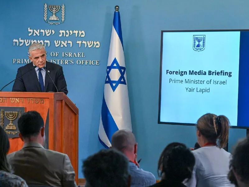 El primer ministro Lapid celebró una sesión informativa para corresponsales extranjeros