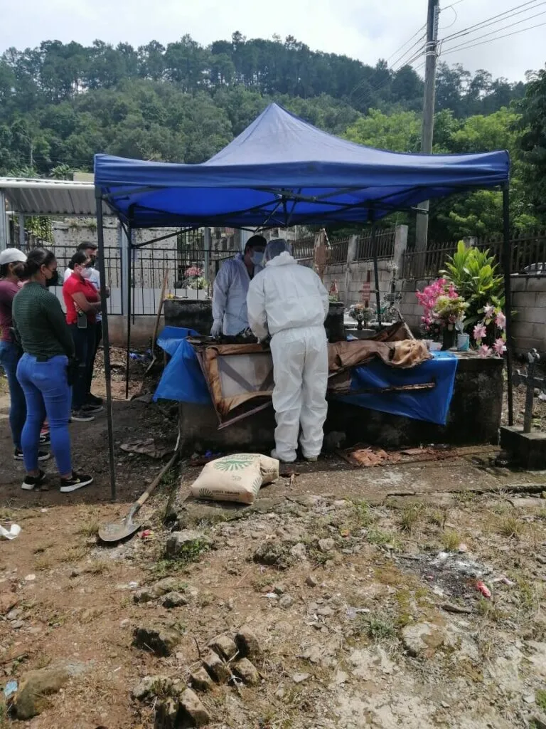 Exhuman cadáver de pastor evangélico y dueño de radioemisora ultimado en el municipio de Concepción del Sur en Santa Bárbara