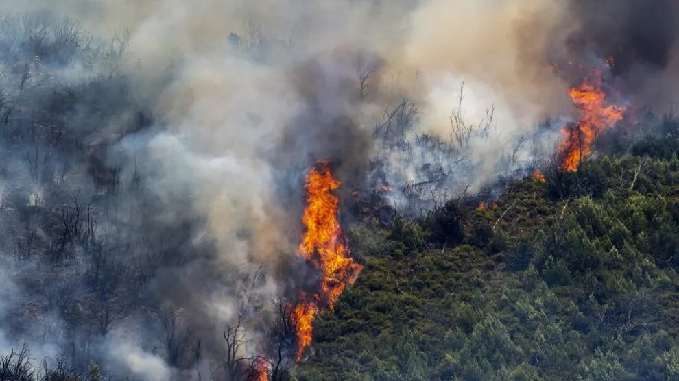 Fuertes vientos alimentan enorme incendio forestal en España