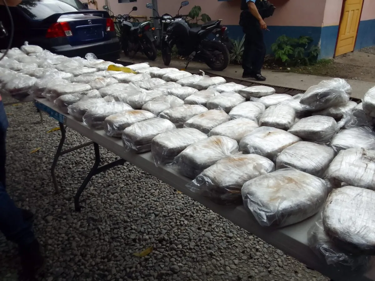 Más de 244 libras se supuesta marihuana que iban en compartimento falso de un vehículo fueron decomisadas por policías en Atlántida