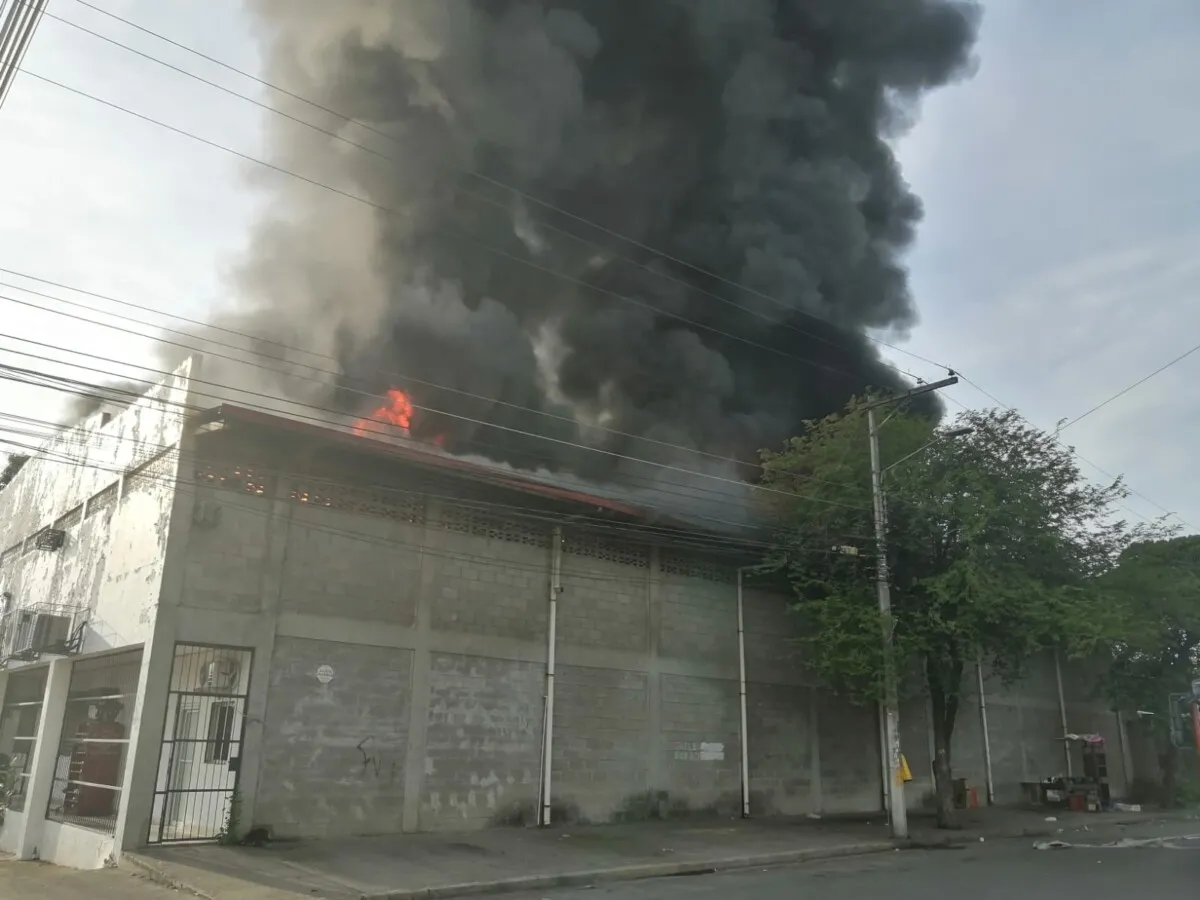 Pérdidas millonarias deja incendio en una bodega de zapatos del barrio Lempira de San Pedro Sula