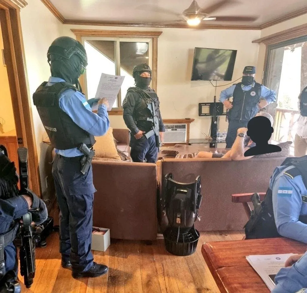 Policía Nacional realiza cinco allanamientos de morada en Roatán por caso Angie Peña y recupera menor en casa de extranjero