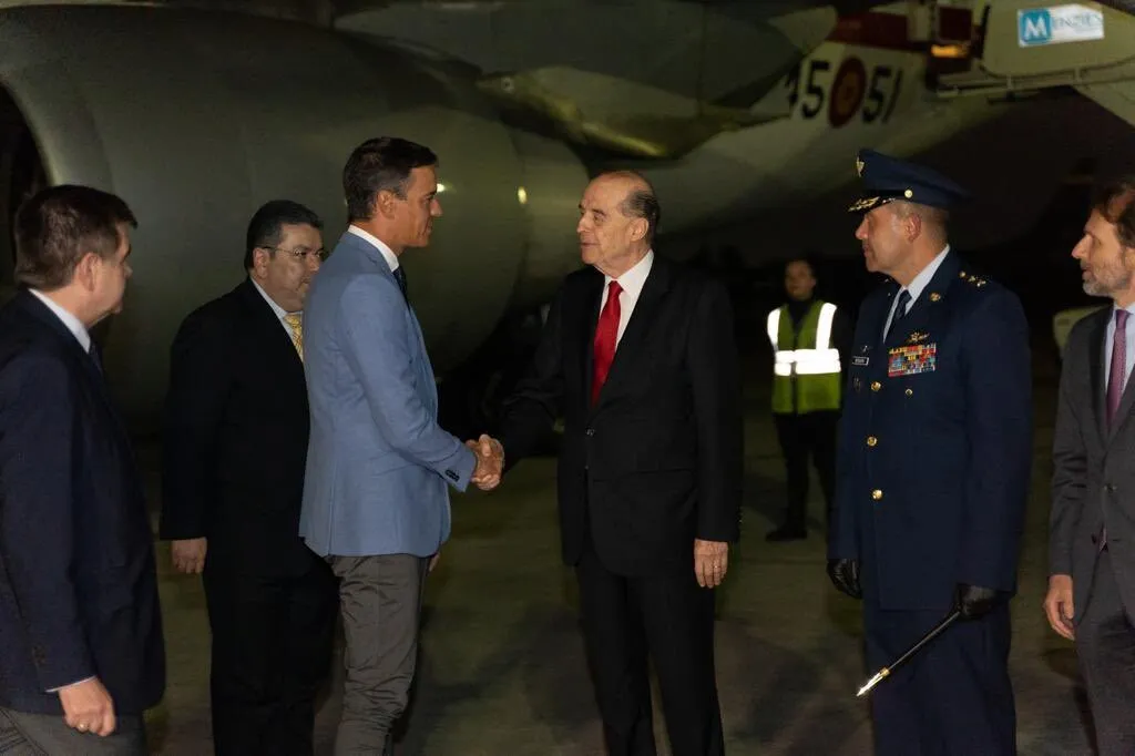 Presidente de España, Pedro Sánchez, llegó anoche a Colombia en compañía de empresas. Mañana arriba a Honduras.