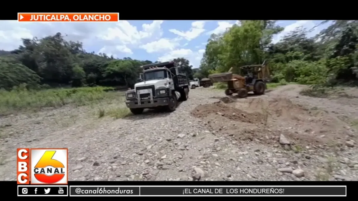 Se repara tramo en mal estado de la carretera hacia varias comunidades en Juticalpa