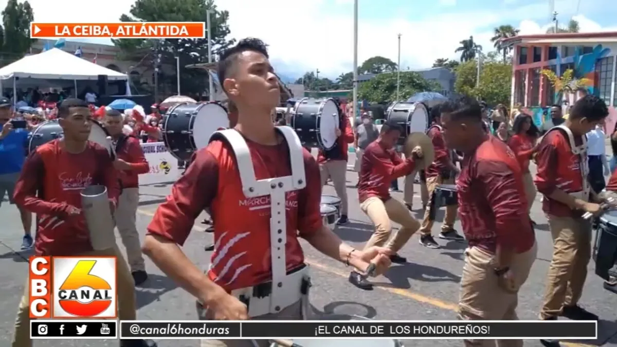 23 centros básicos llenaron de colorido desfile en La Ceiba, Atlántida