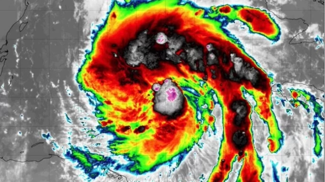 A 400 km de Honduras, “Ian” se convierte en huracán categoría 1