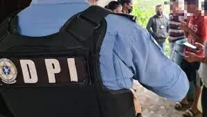 Agentes de la DPI arrestan dos  individuos en poder de supuesta droga  en El Paraíso