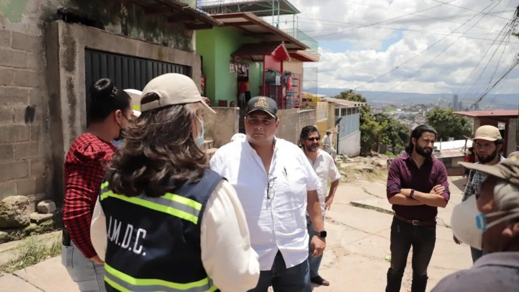 Alcalde Aldana visita de zonas de riesgo por deslizamientos en colonias capitalinas