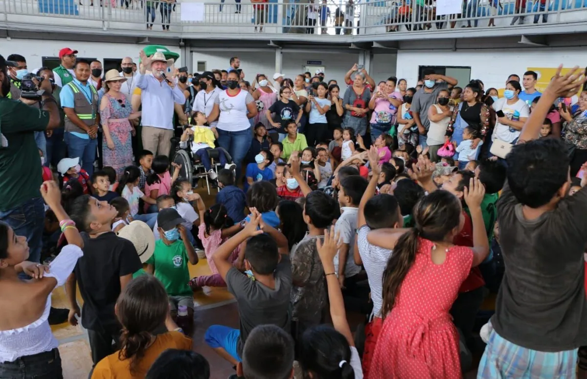 Alcalde de San Pedro Sula, Roberto Contreras, continúa llevando alegría a los niños en su día