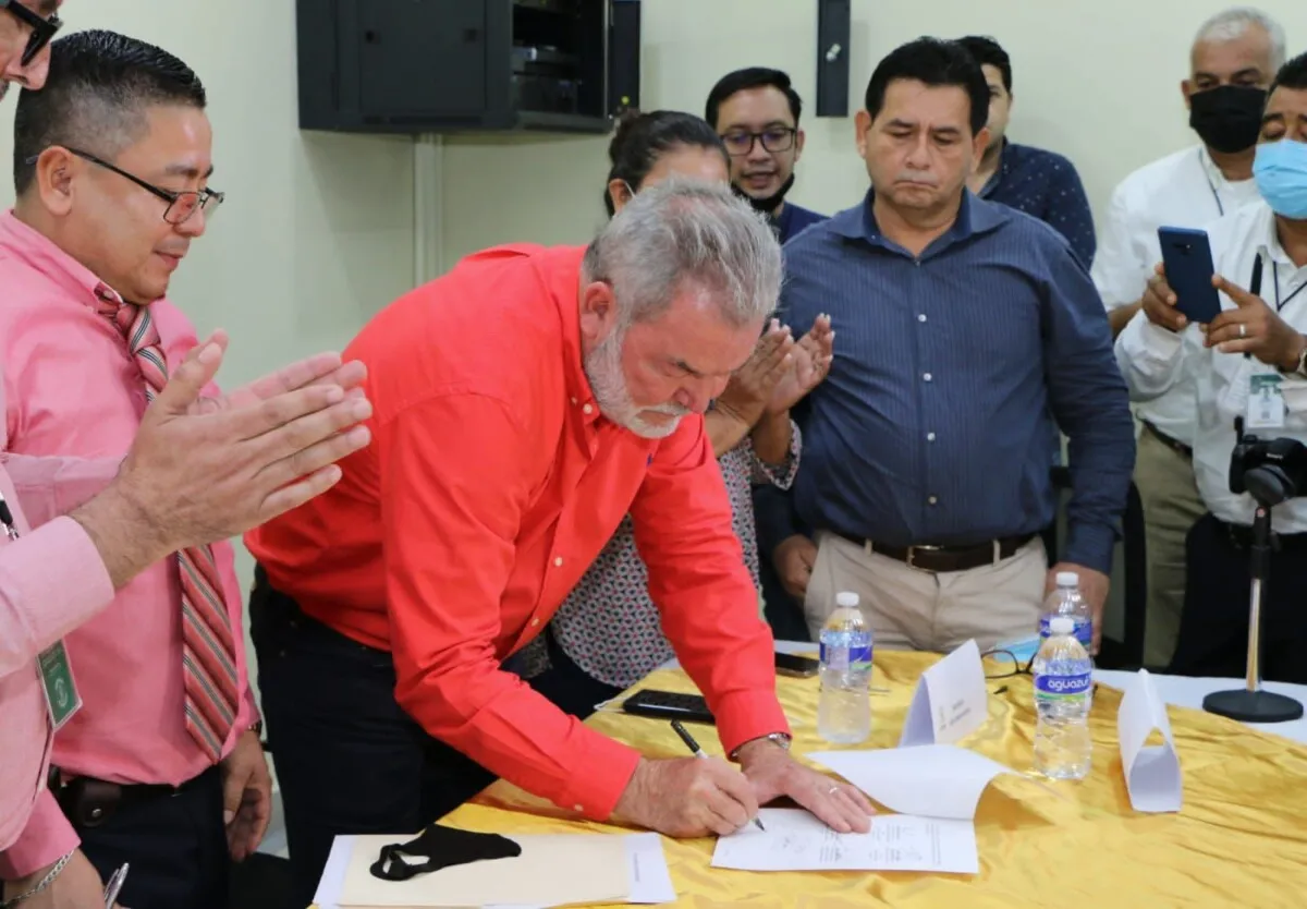 Alcalde de San Pedro Sula, Roberto Contreras y Sindicato de Trabajadores SIDEYTMS, firman acuerdo de contrato colectivo