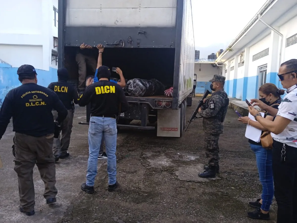 Aseguramiento de vehículo de carga pesada con supuesta droga en Atlántida