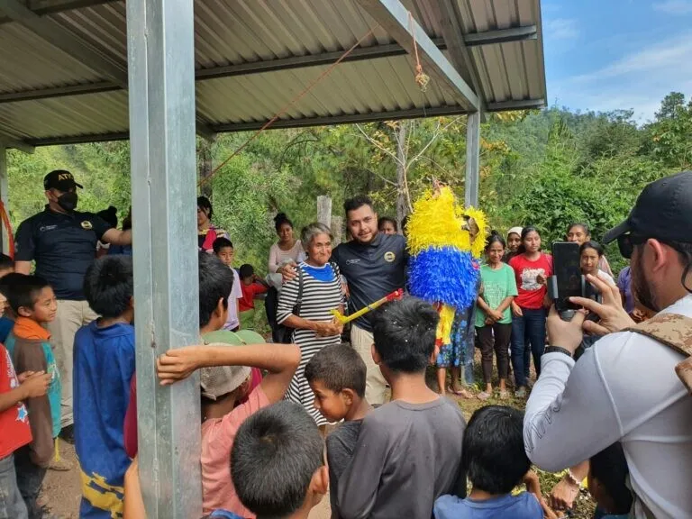 ATIC celebra a niños tolupanes de la Montaña de la Flor y lleva víveres a familias