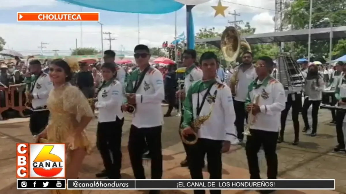 Banda y palillonas del Intae Sur hacen  su espectáculo en desfiles
