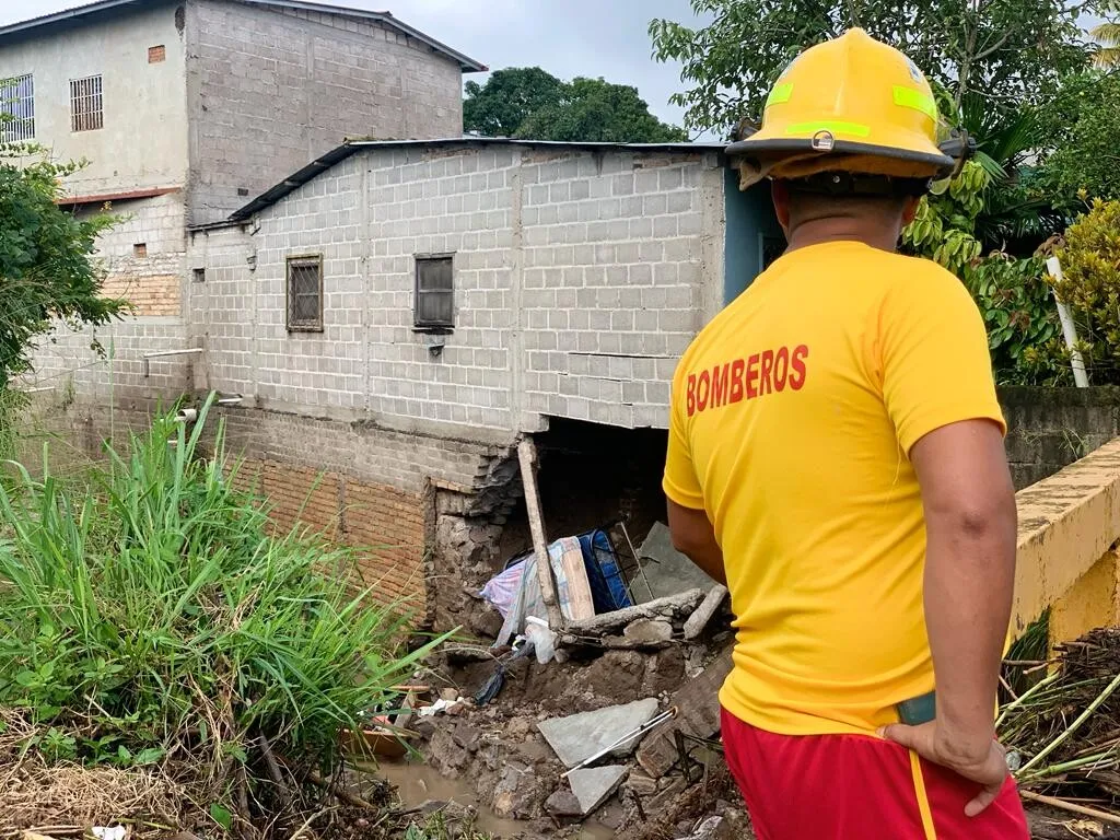 Bomberos de Siguatepeque asisten a familias afectadas por lluvias