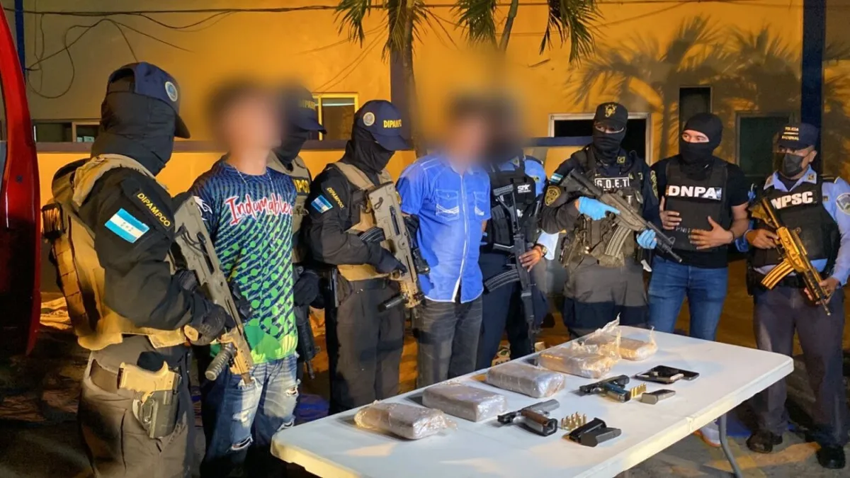 Capturan a dos distribuidores de drogas en posesión de cinco paquetes de supuesta cocaína