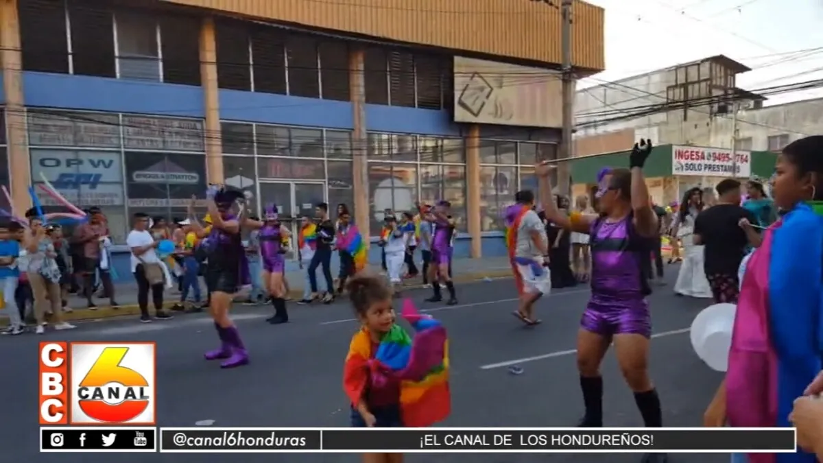 Continúa controversia por la comunidad LGBTIQ para participar en desfiles patrios