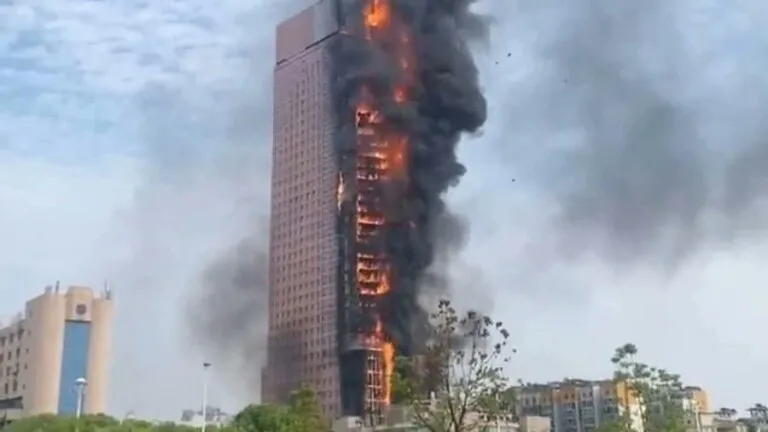 ¡De película! Incendio arrasa con rascacielos en el sur de China