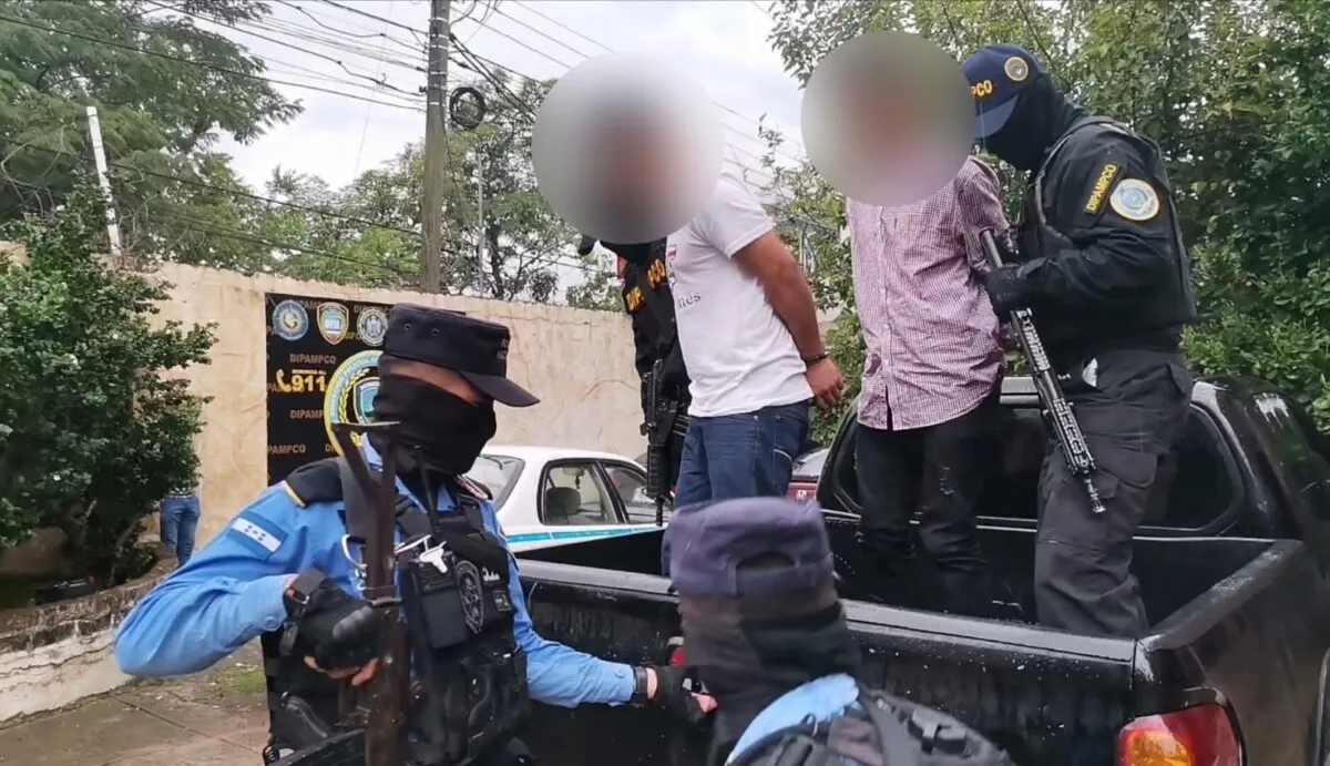 DIPAMPCO detiene a dos miembros de la Pandilla 18 quienes utilizan un vehículo tipo taxi para entregar teléfonos con fines extorsivos