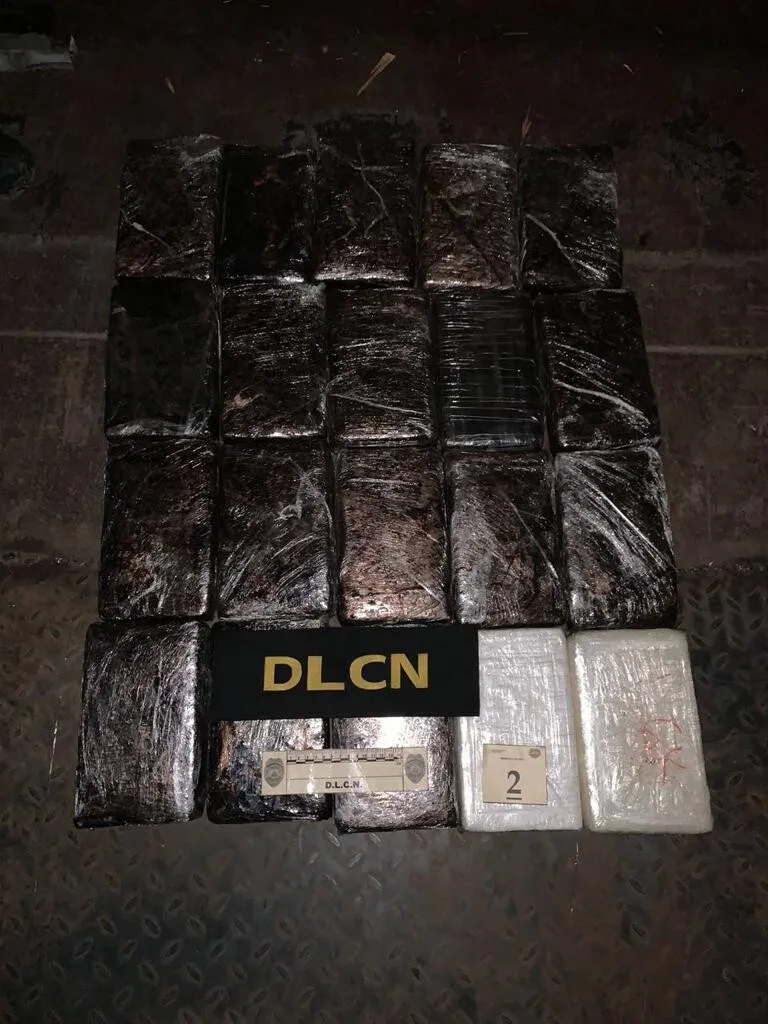 DLCN detiene a dos hombres con 20 paquetes de supuesta cocaína y 65 mil dólares