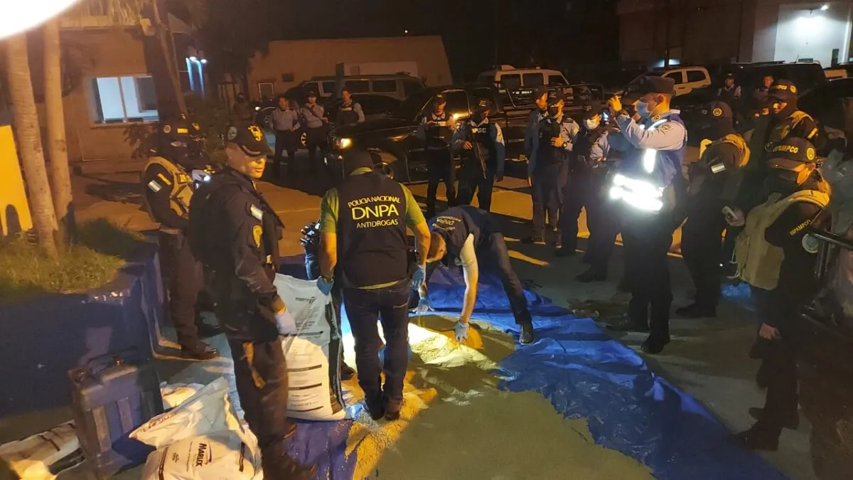 Dos detenidos con 5 paquetes de droga dentro de sacos de abono, en Naco, Cortés