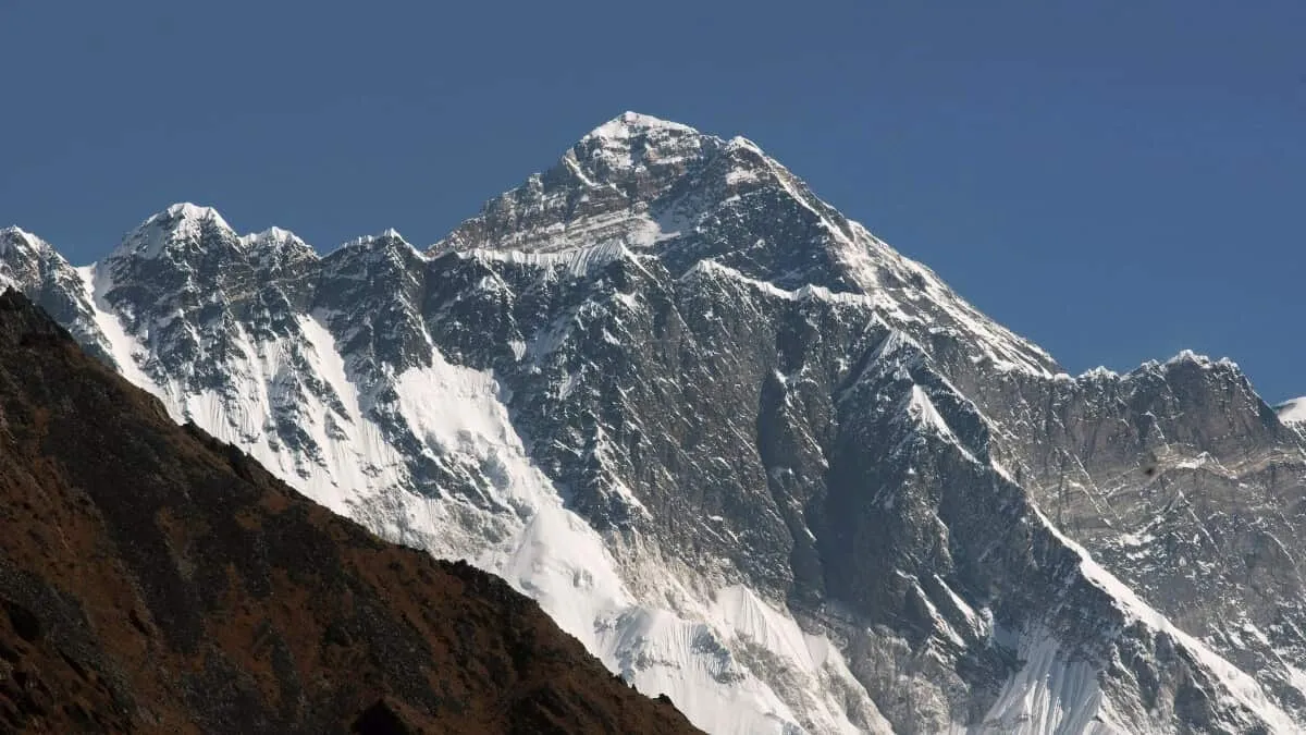 Dron muestra imágenes nunca antes vistas de la cima del monte Everest