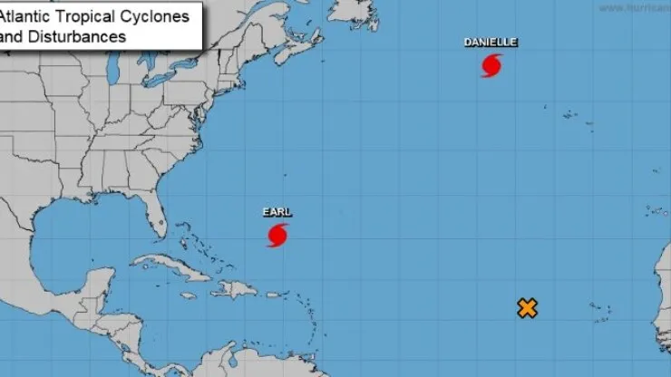 Earl, convertido en huracán, y Danielle se fortalecen en el Atlántico
