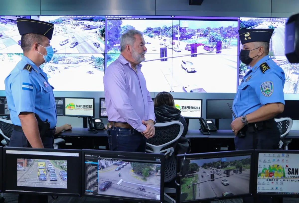 El alcalde de San Pedro Sula, Roberto Contreras, pone a disposición del Sistema Nacional de Emergencias 911, 120 cámaras de seguridad, mientras se restablece el sistema de cámaras del 911