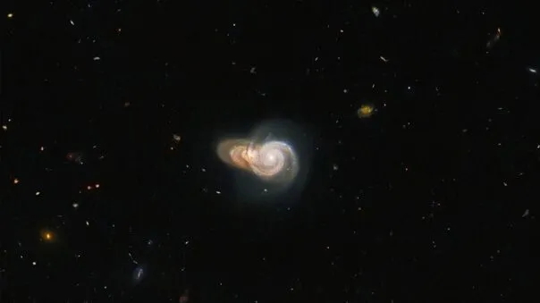 El telescopio Hubble sigue en su misión: capta dos galaxias espirales en ‘colisión’
