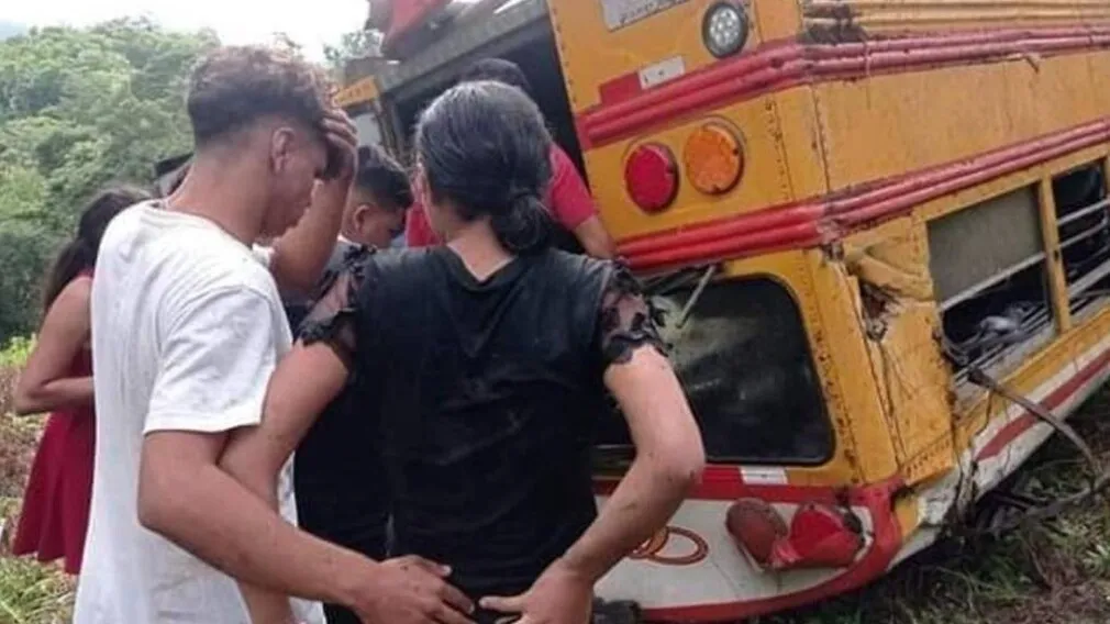 Equipo de fútbol sobrevive a caída de autobús en un abismo en Nicaragua