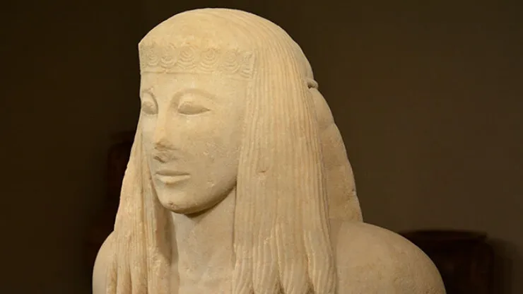 Grecia exhibe una estatua “casi intacta” de 2,700 años de antigüedad