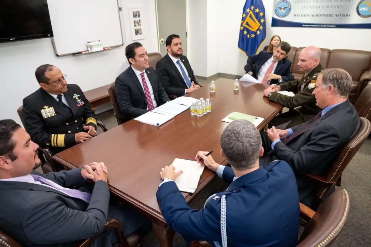 Héctor Zelaya y José Manuel Zelaya se reúnen con el subsecretario de Defensa de EEUU para fortalecer relación bilateral