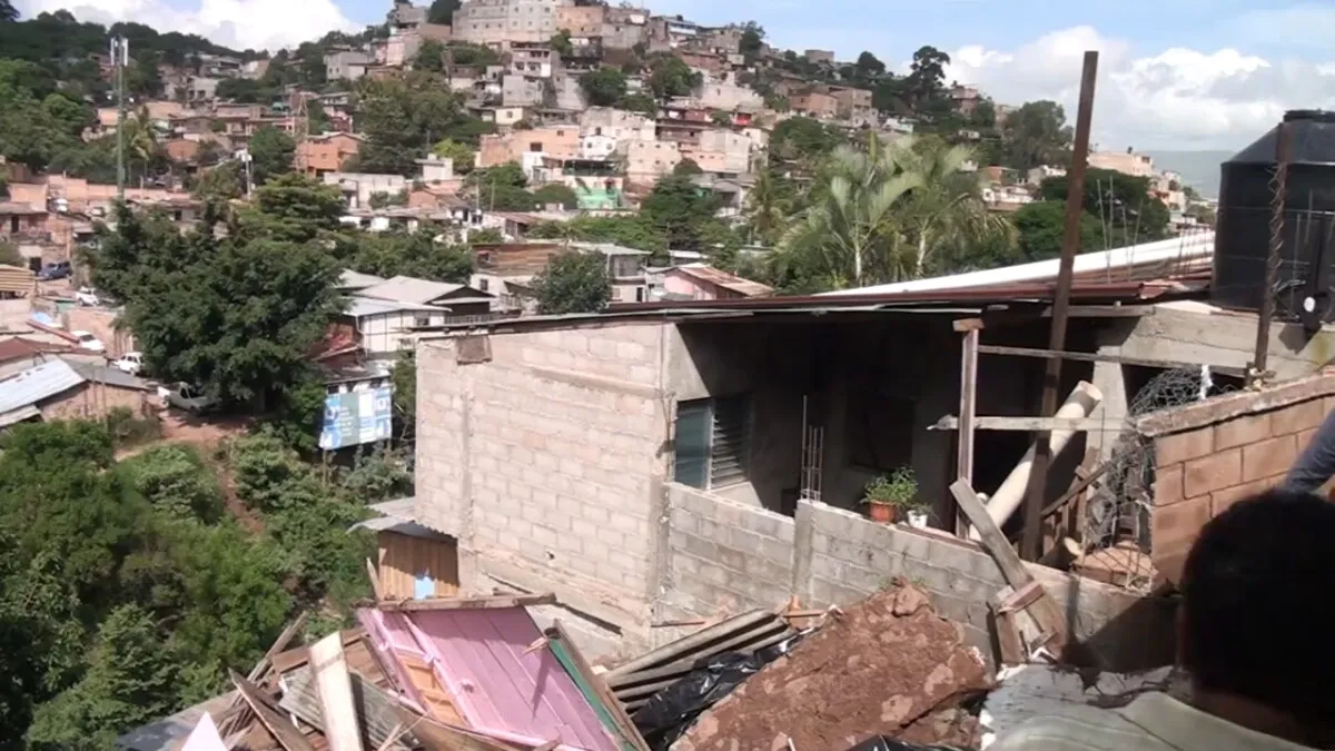 Más de 60 familias son evacuadas en la Colonia Guillen por riesgo de falla geológica