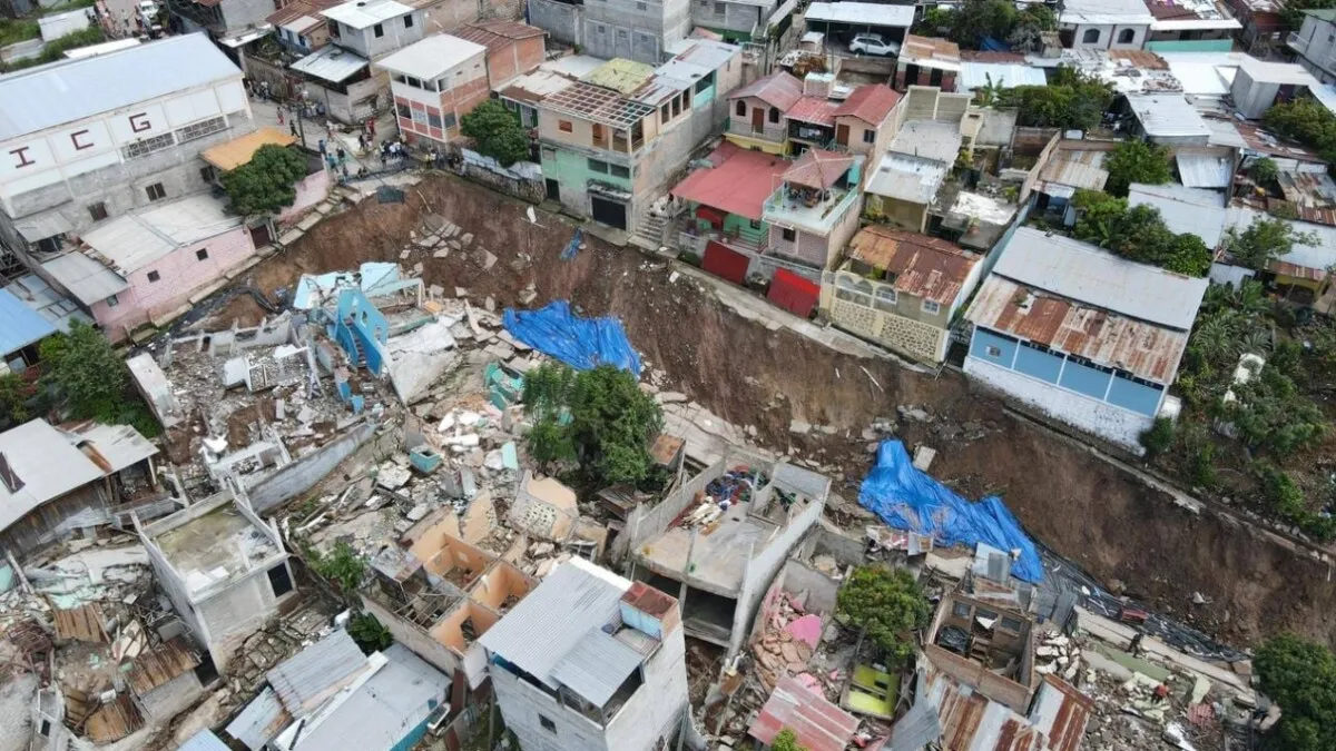 Policía Municipal brinda seguridad y apoyo a afectados por deslizamientos en la capital