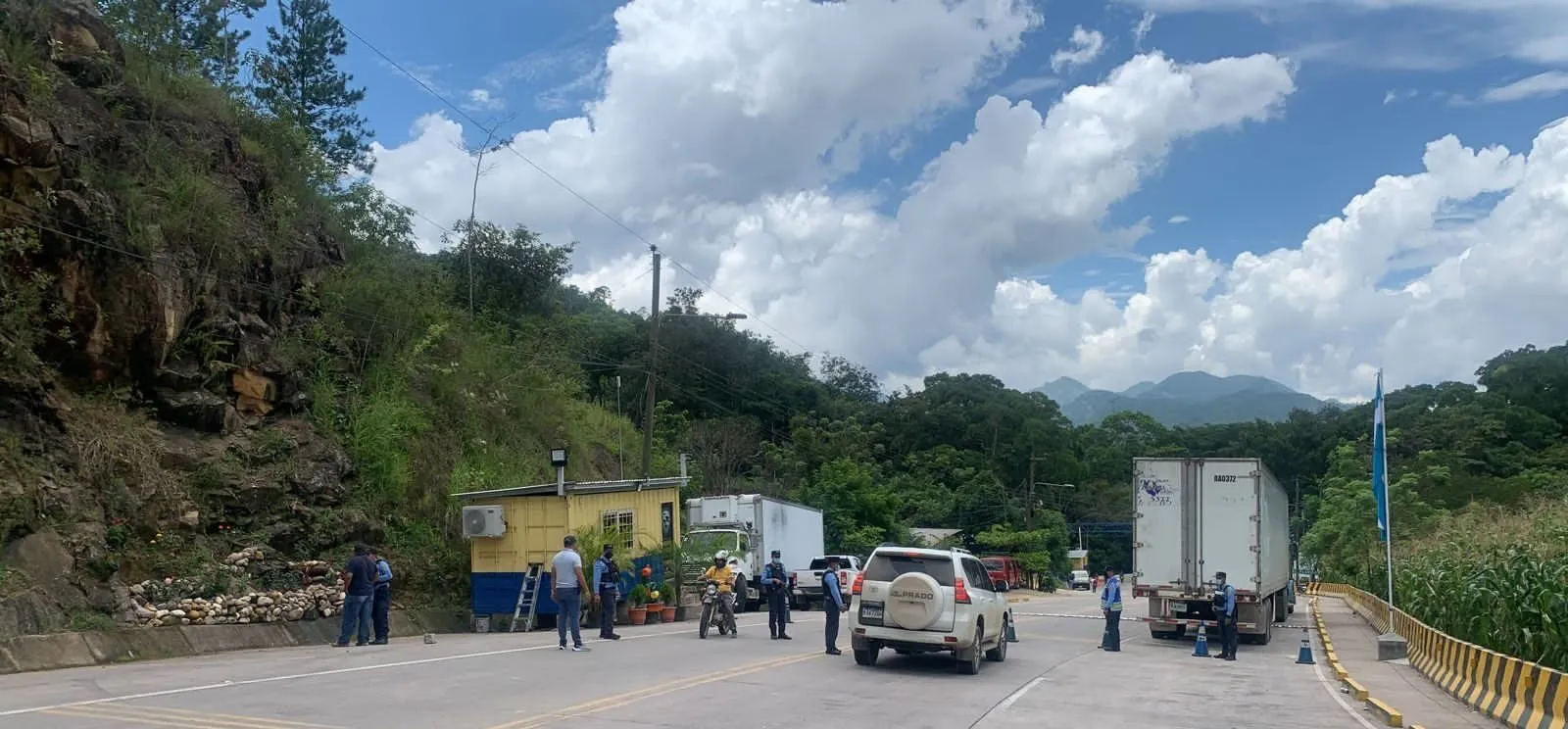 Policías de frontera capturan a dos ciudadanos por contrabando de mercadería en Copán