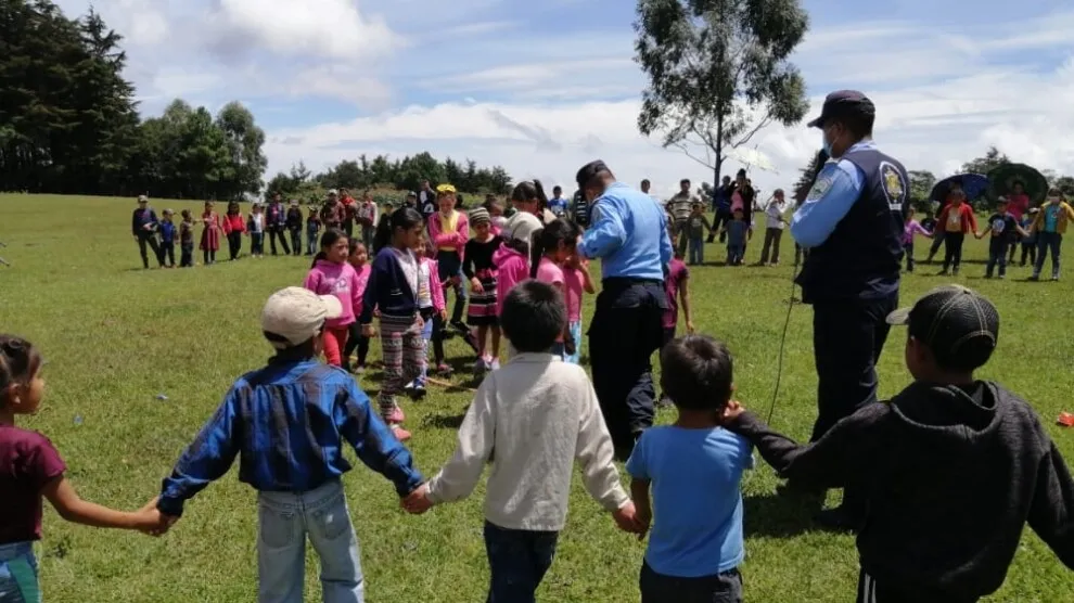 Policías llevan momentos de alegría y diversión a más de 300 niños en La Paz