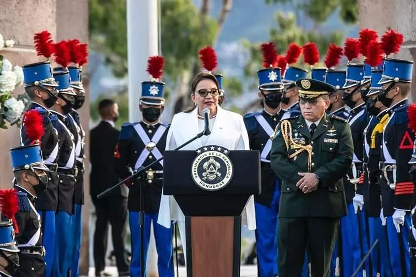 Presidenta Castro reafirma su compromiso con la democracia al conmemorar el Dia de la Bandera