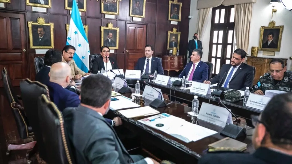 Presidenta Castro se reúne con miembros del Consejo de Defensa y Seguridad