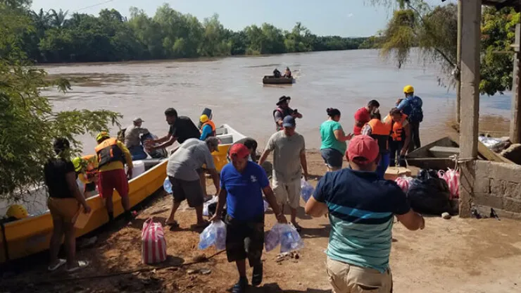 Realizan intensa búsqueda de migrantes en río Guayambre, encuentran sus pertenencias