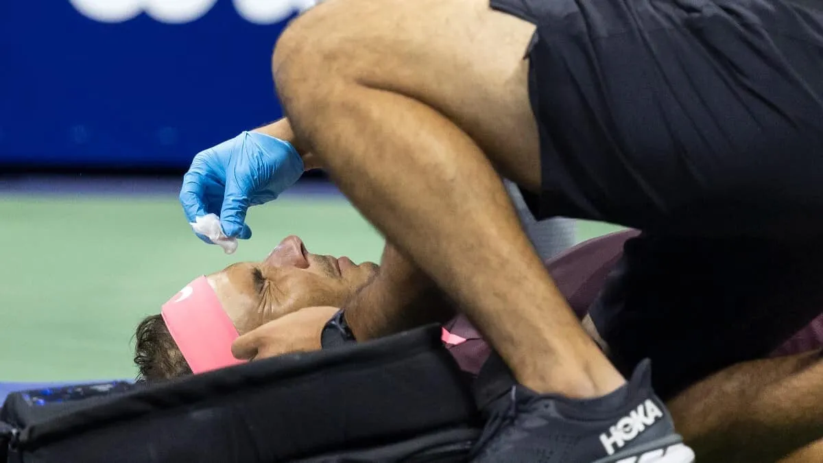 Tenista Rafael Nadal casi se rompe la nariz de un raquetazo en el US Open