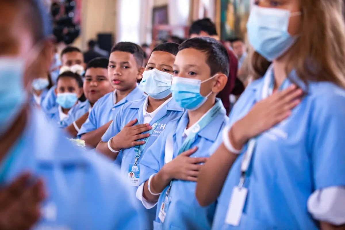 Una gabacha azul turquesa será el nuevo uniforme escolar a partir del 2023 en Honduras