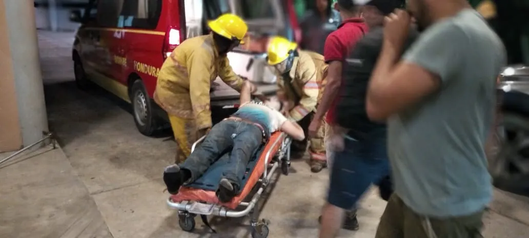 Una persona herida deja accidente en Olancho, bomberos hicieron extracción del cuerpo que había quedado atrapado en el vehículo