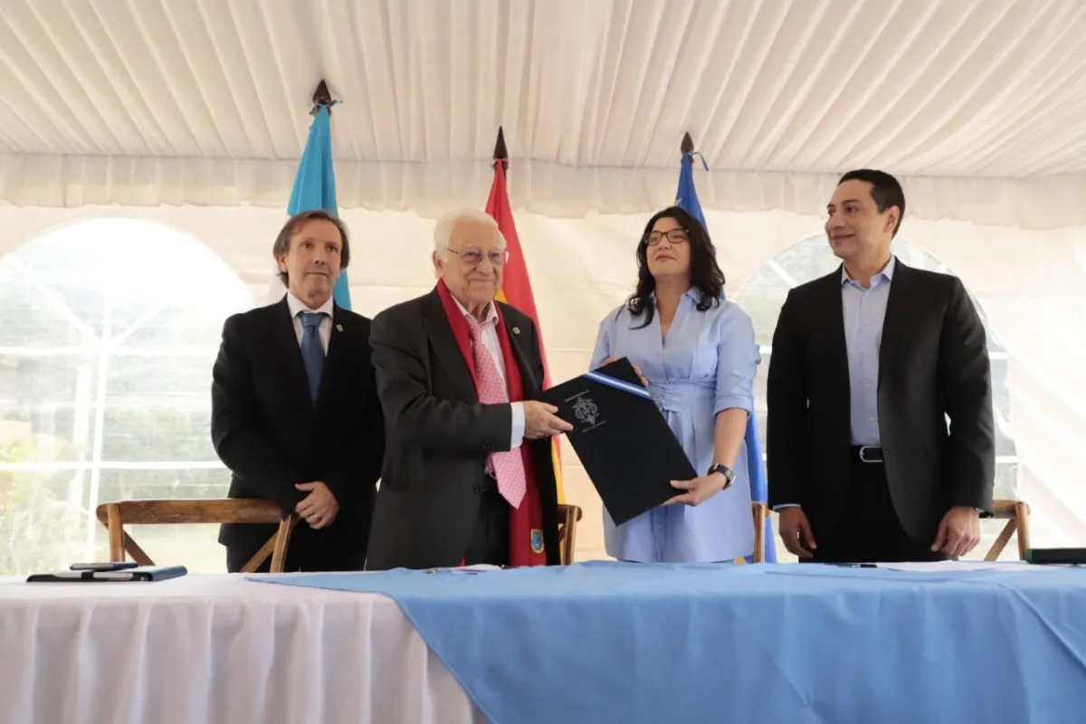 AMDC y Fundación Socio Educativa Mensajeros de la Paz firman alianza para impulsar economía circular en el botadero municipal