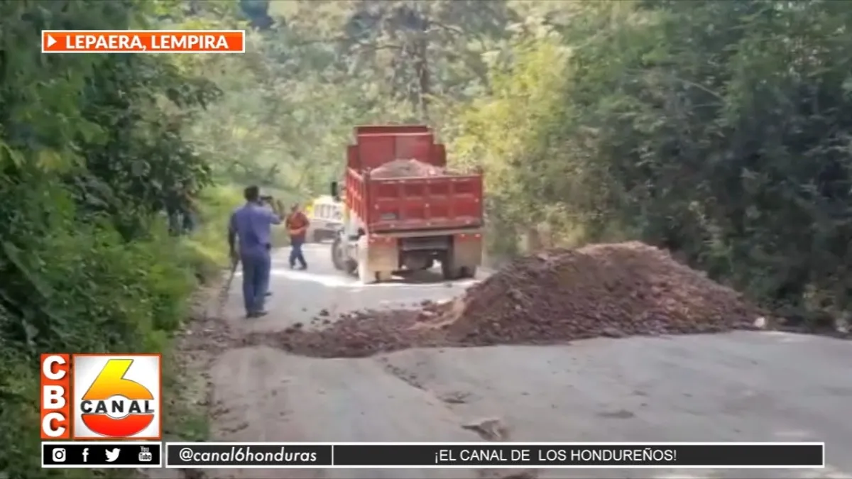 Habitantes reparan carretera en Lepaera, Lempira