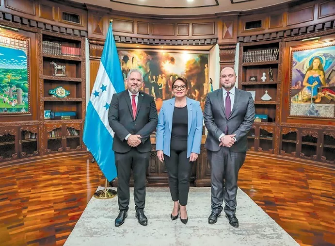 Presidenta juramenta a Carlos Sandoval como nuevo Embajador ante El Salvador
