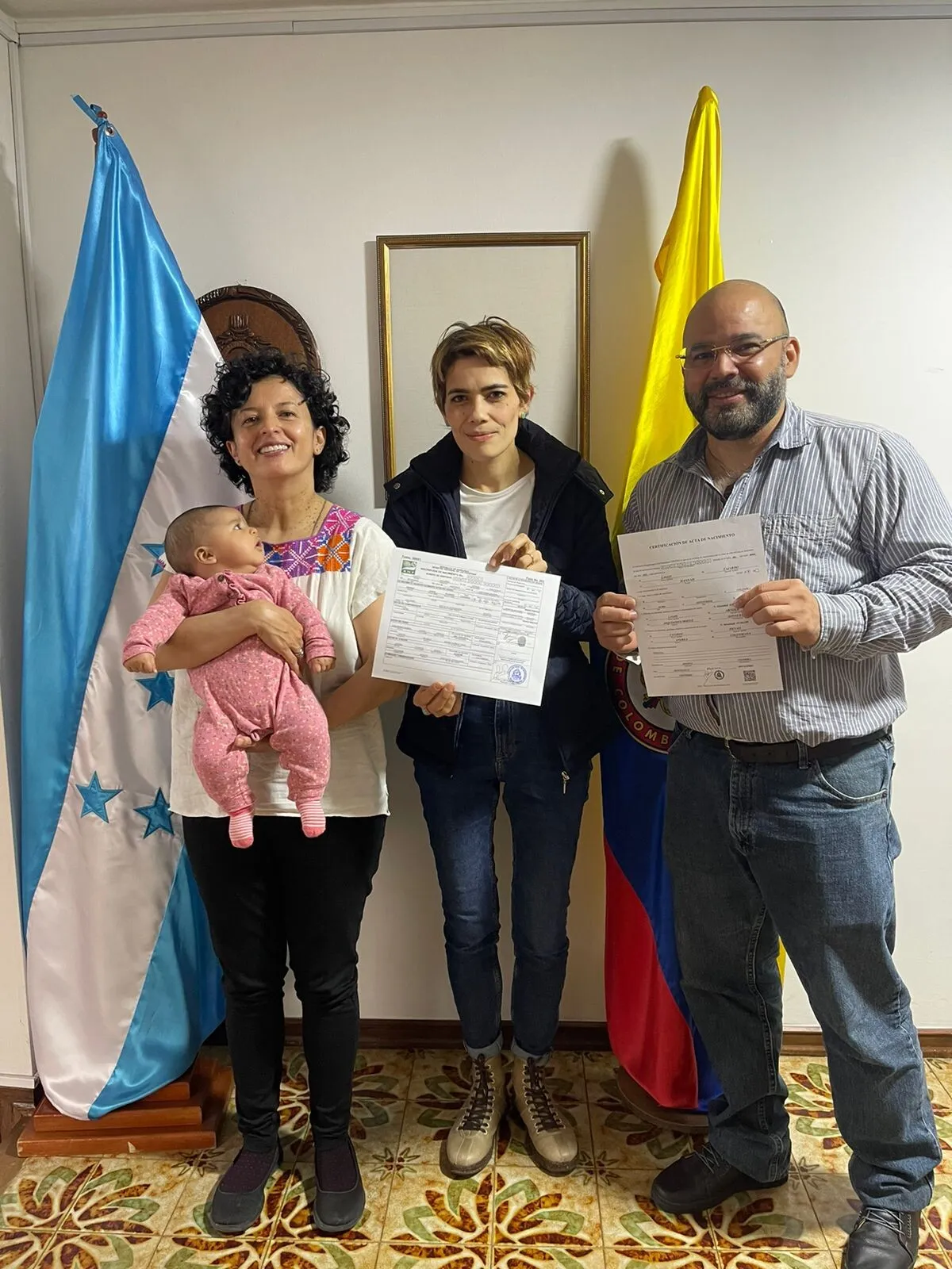 Embajada de Honduras en Colombia registra a la primera menor de edad como hondureña