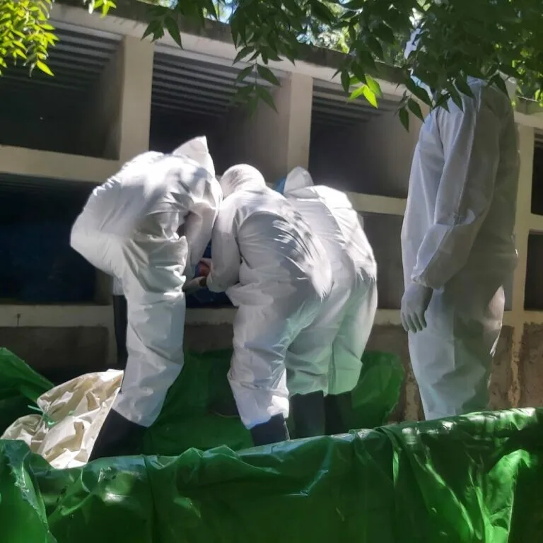 Cadáveres no reclamados por dolientes fueron colocados en nichos por parte de personal de la Oficina Regional de Medicina Legal en zona norte