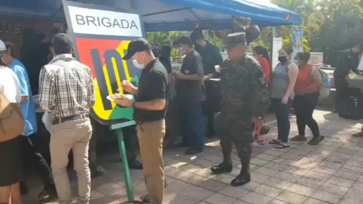 Comando de la 105 Brigada de Infantería lleva alimento a ciudadanos en HMCR