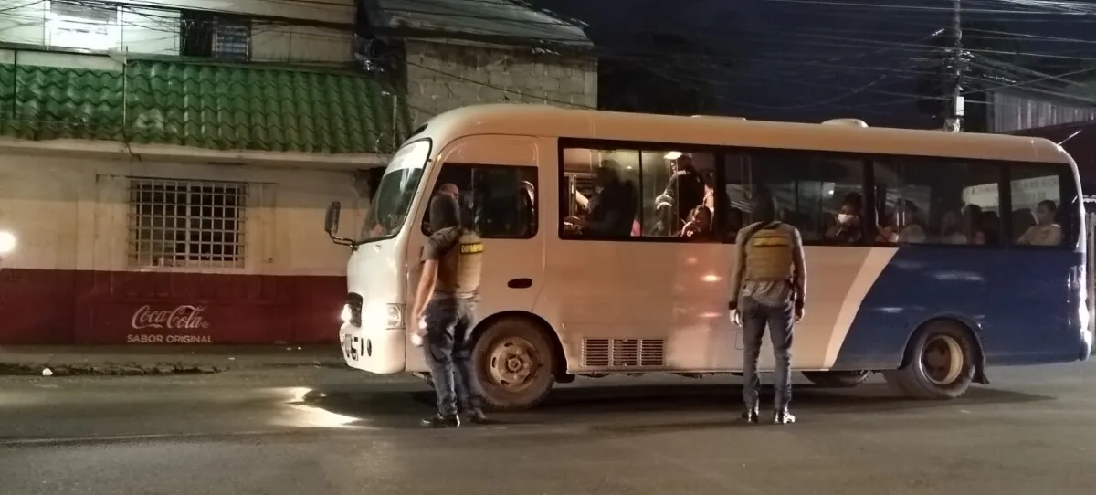 En el Marco de la Guerra contra la extorsión, DIPAMPCO lleva a cabo socializaciones y saturaciones en punto de buses urbanos e inter urbanos de La Ceiba
